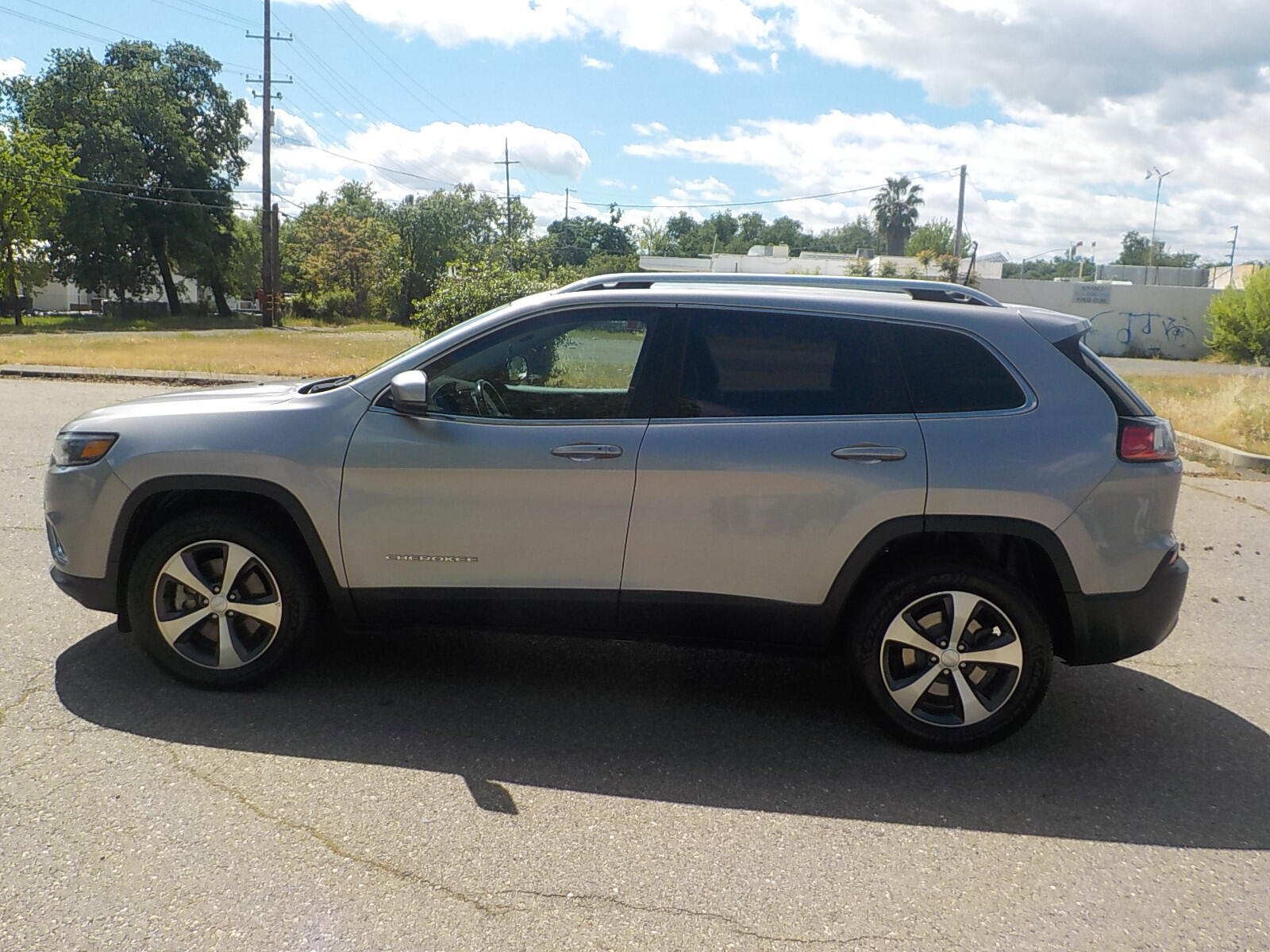 Used 2020 Jeep Cherokee Limited AWD/4WD image 6