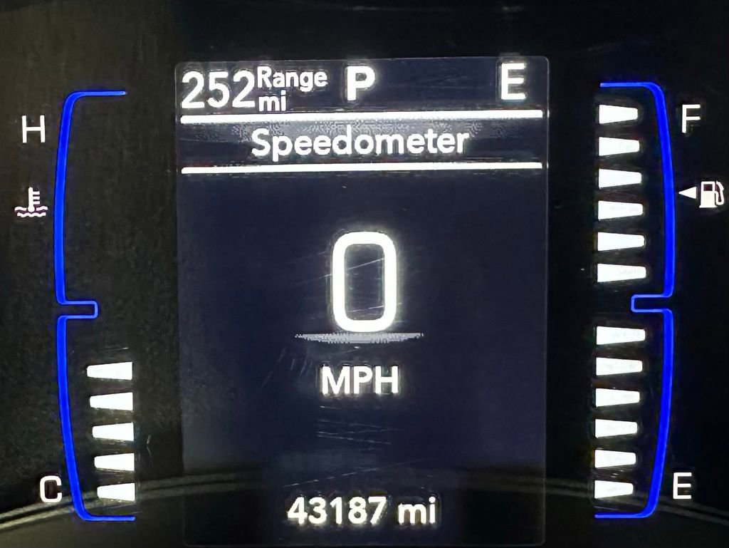 Used 2023 Chrysler Voyager LX image 24