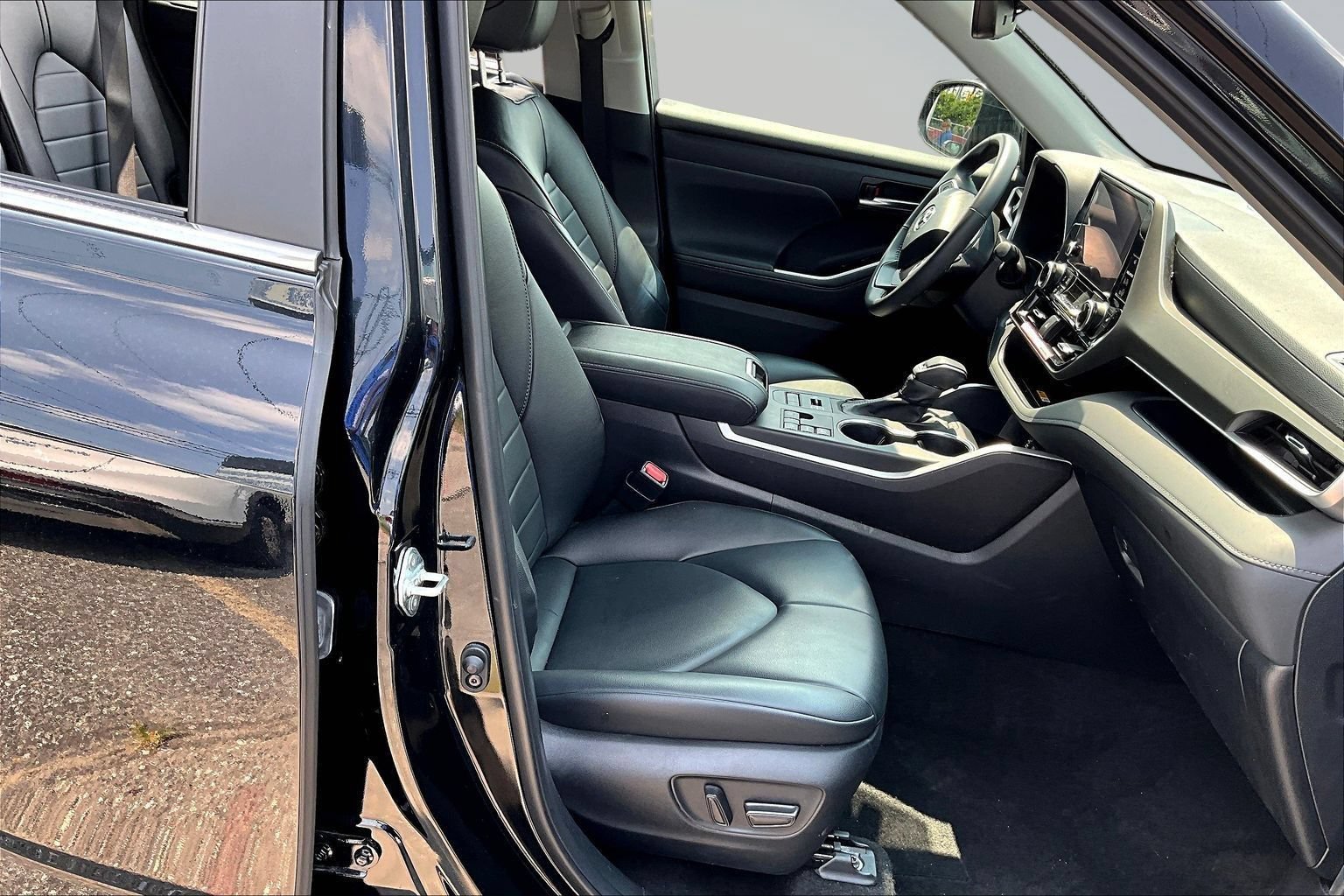 Used 2024 Toyota Highlander XLE AWD/4WD image 28