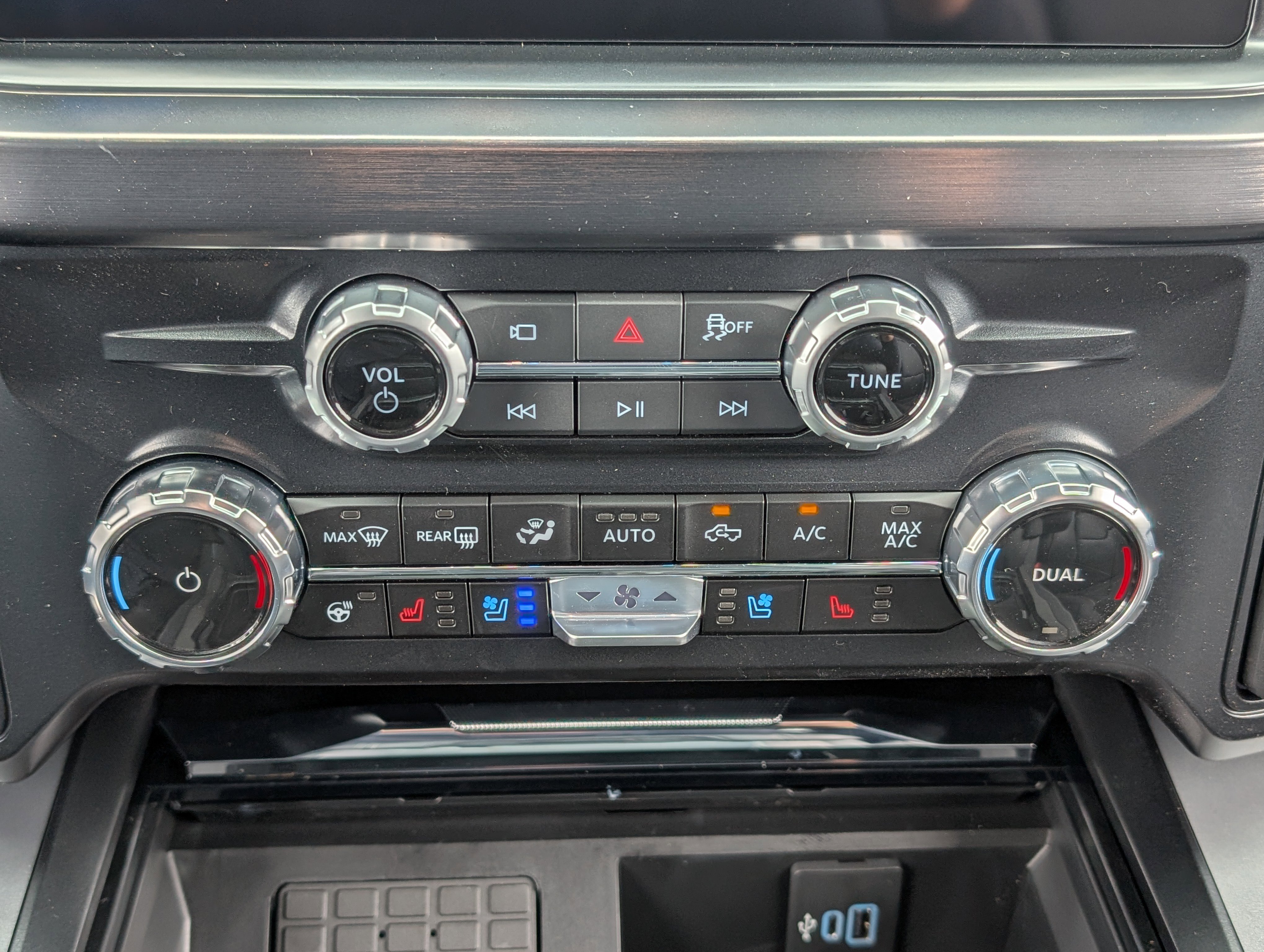 New 2026 Ford F250 Lariat w/ Black Appearance Package image 28