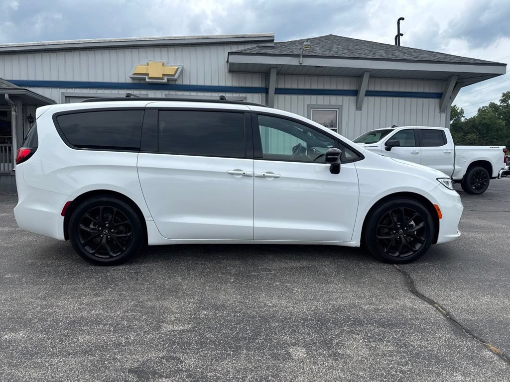 Used 2025 Chrysler Pacifica Limited FWD image 8