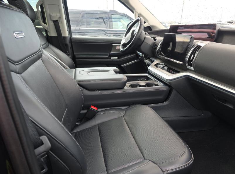 Used 2025 Ford Expedition Platinum AWD/4WD image 4