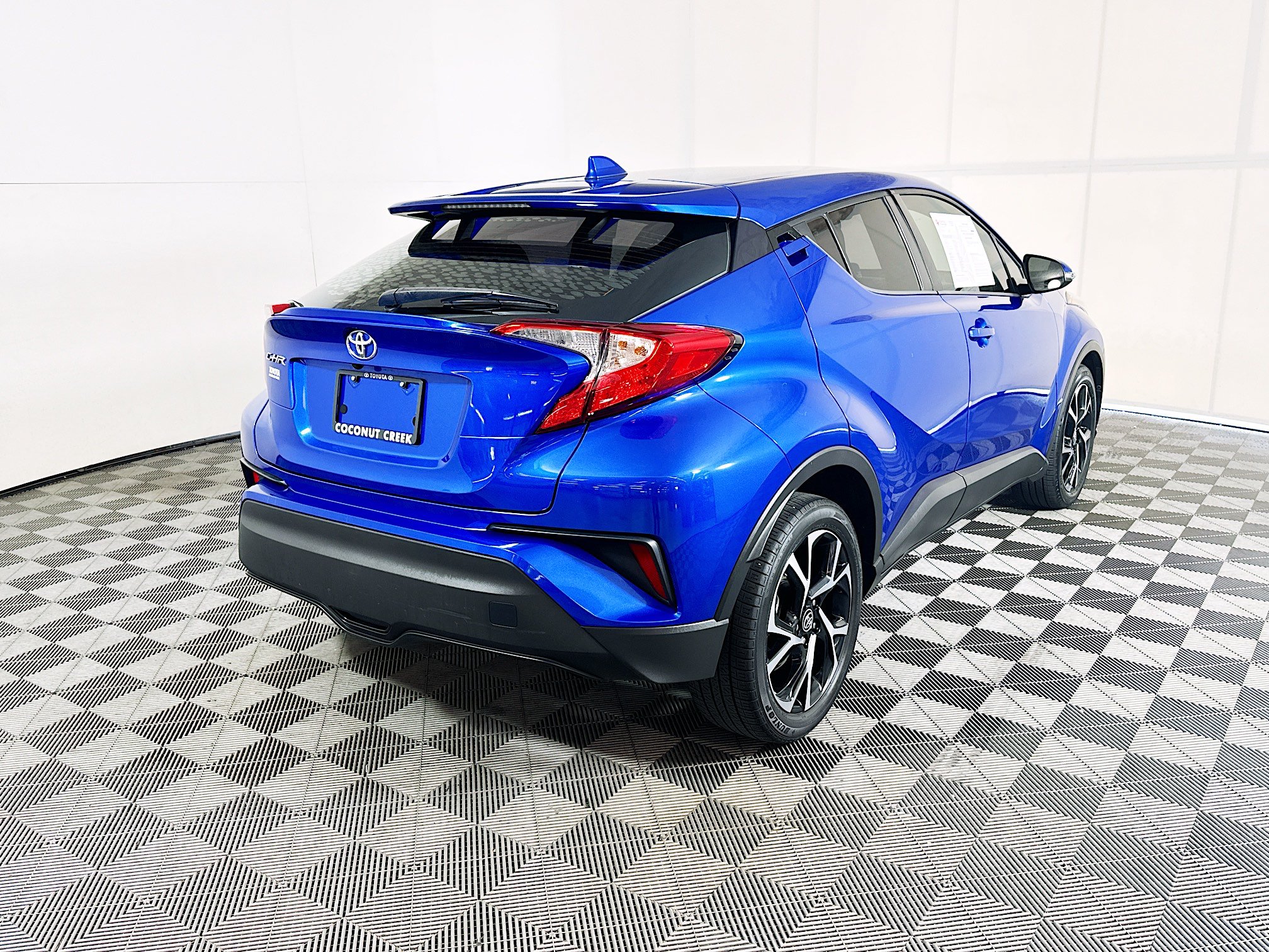 Used 2021 Toyota C-HR XLE FWD image 3