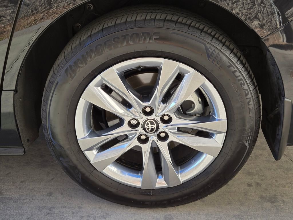 Used 2025 Toyota Sienna Limited image 9