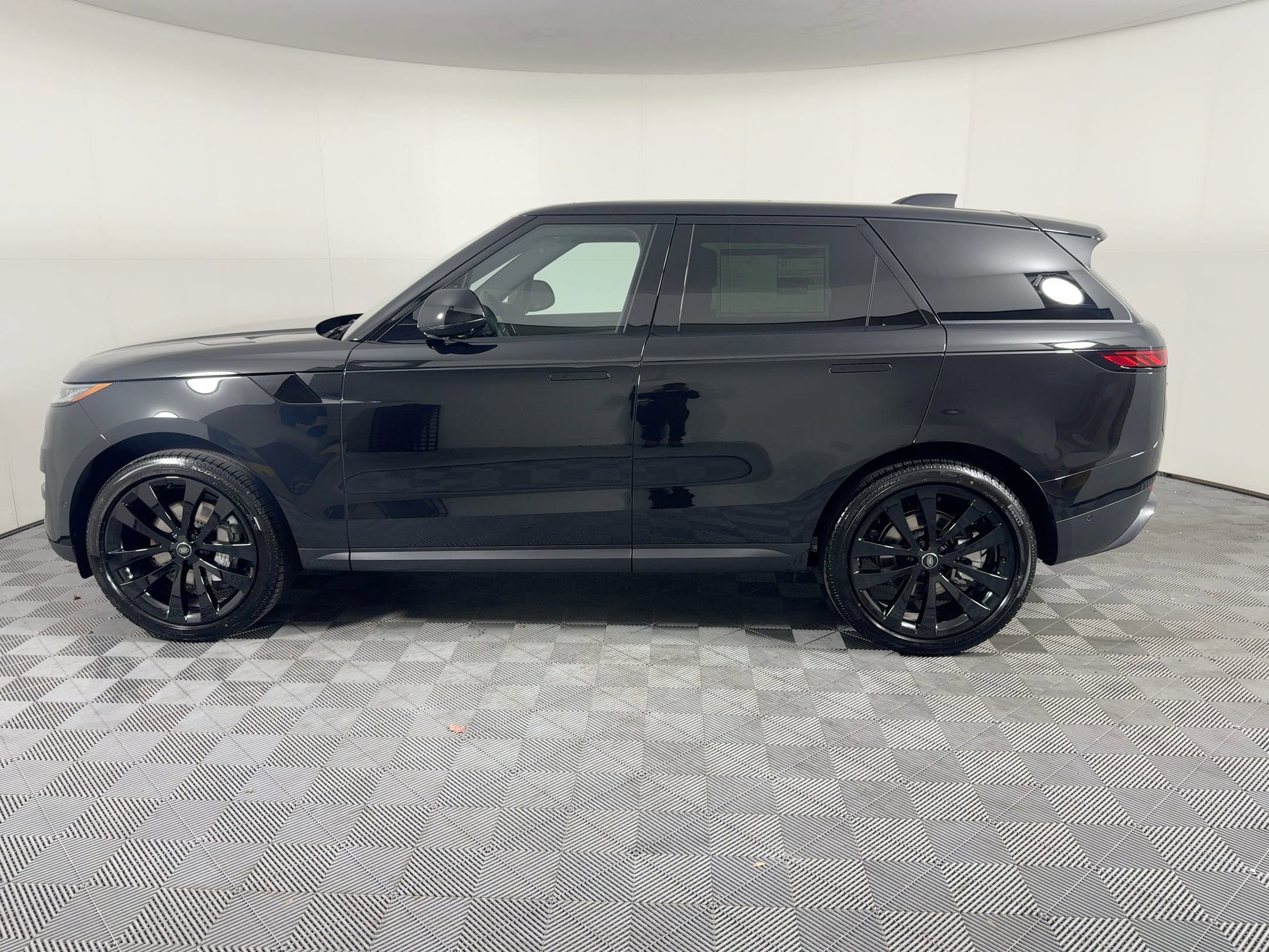 New 2025 Land Rover Range Rover Sport SE image 2
