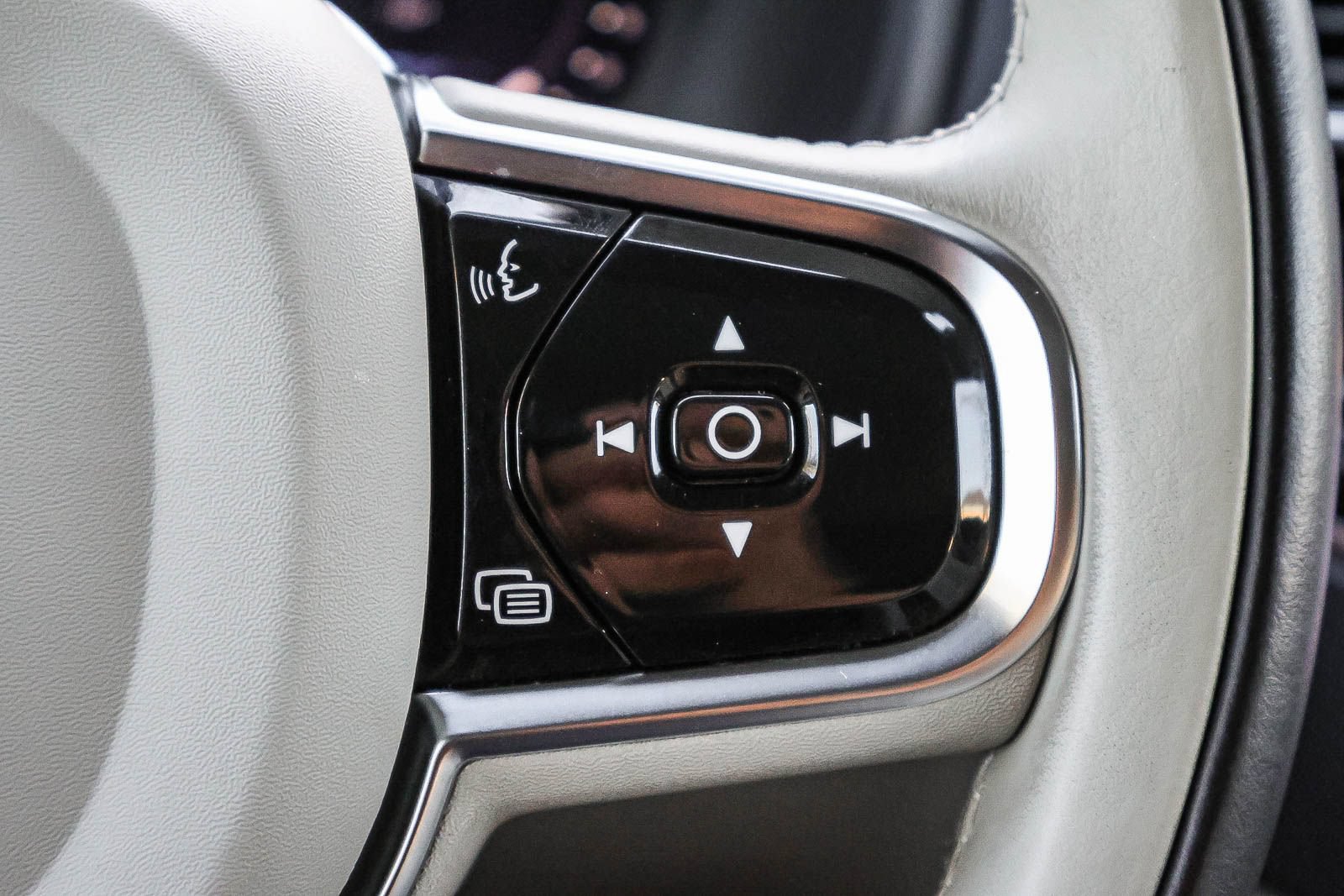 Used 2024 Volvo XC90 B6 Plus AWD/4WD image 34