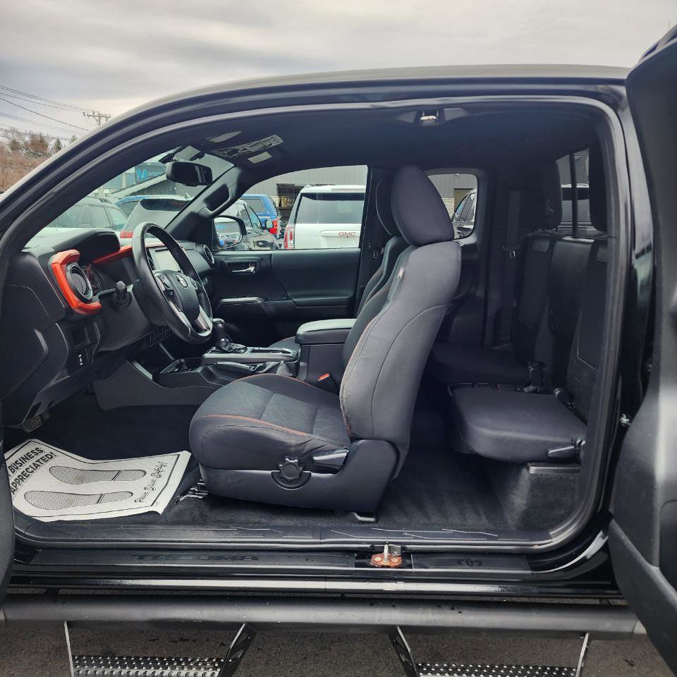 Used 2016 Toyota Tacoma TRD Off-Road w/ Premium & Technology Package image 18