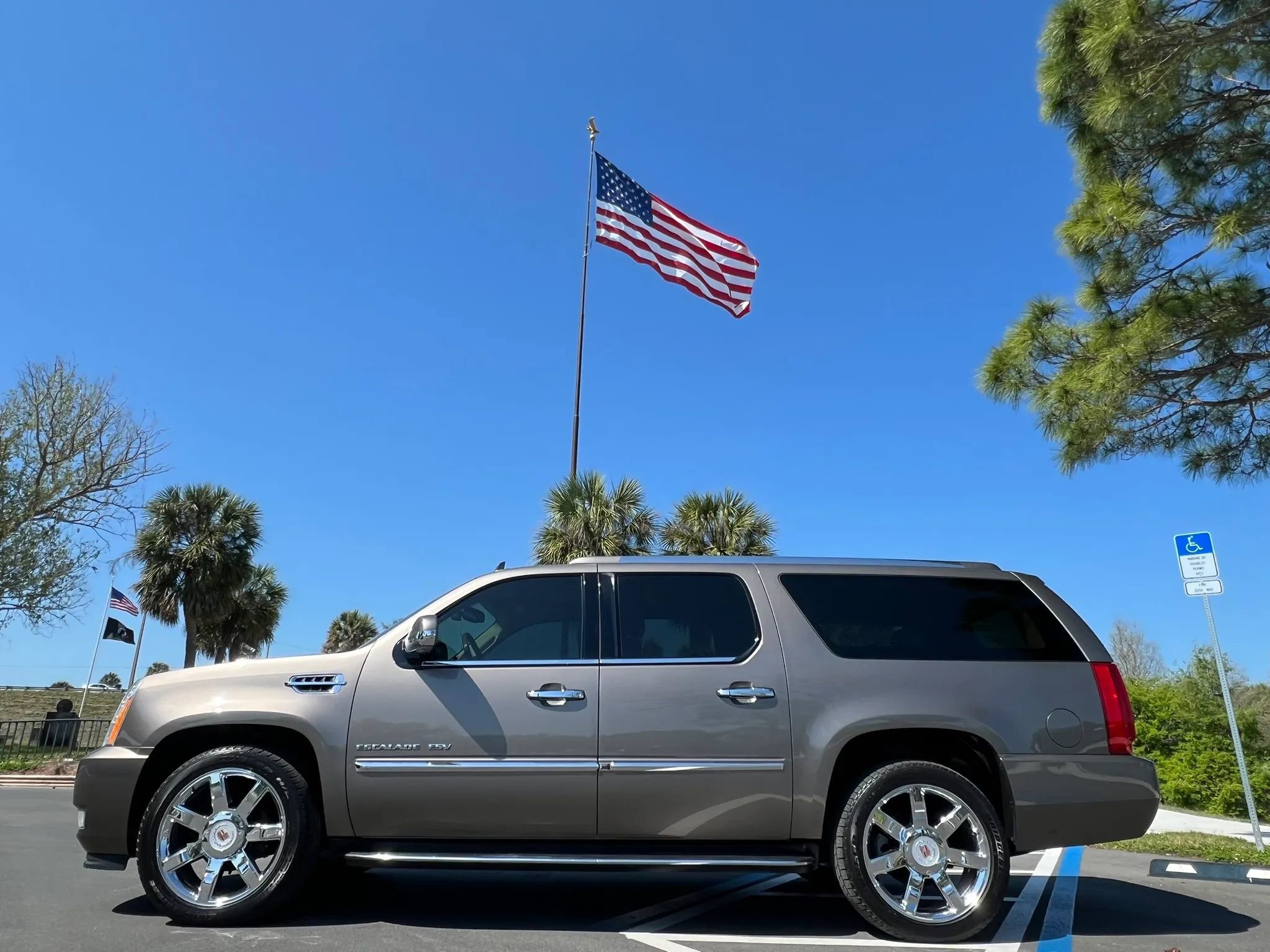 Used 2014 Cadillac Escalade ESV Luxury AWD/4WD image 4