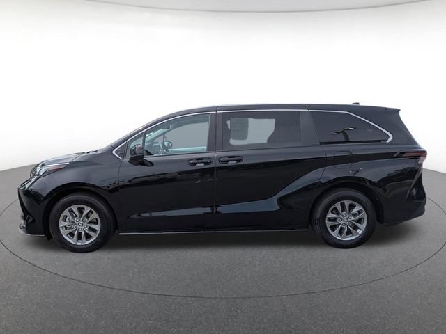 Used 2026 Toyota Sienna LE FWD image 2