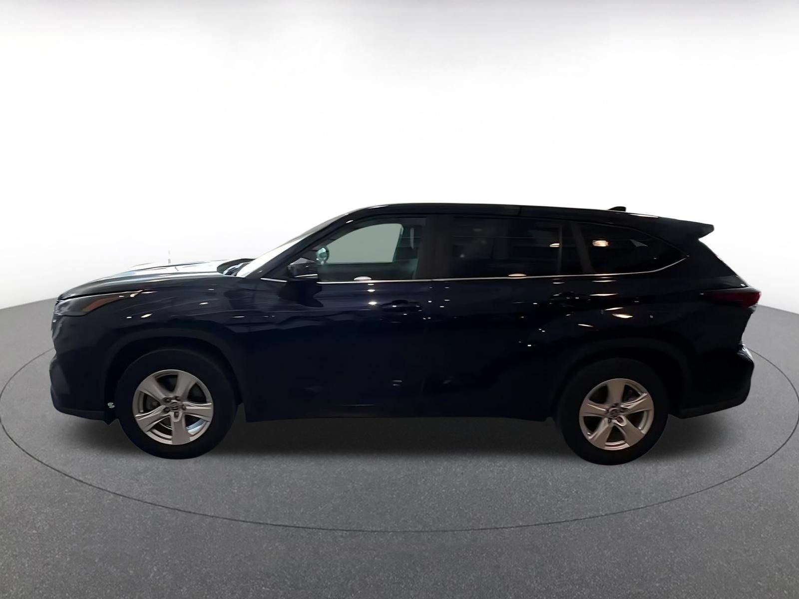 Used 2025 Toyota Highlander LE FWD image 7