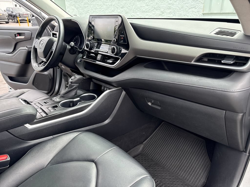 Used 2020 Toyota Highlander XLE AWD/4WD image 42