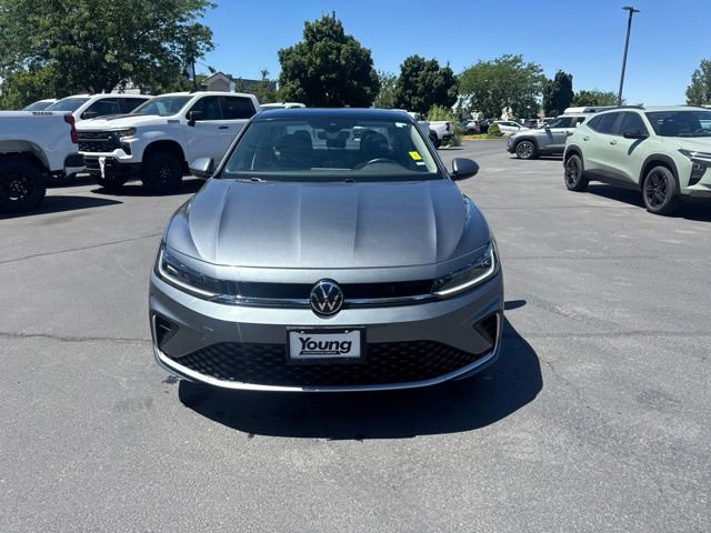 Used 2025 Volkswagen Jetta SE FWD image 2