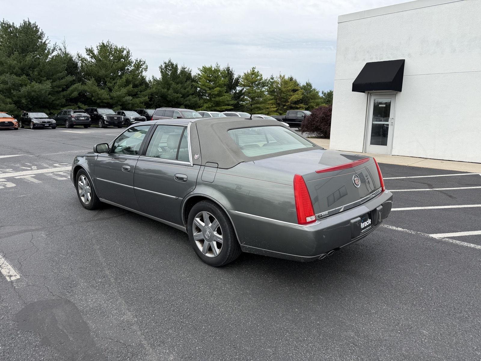 Used 2006 Cadillac DTS w/ Sun And Sound Package FWD image 2