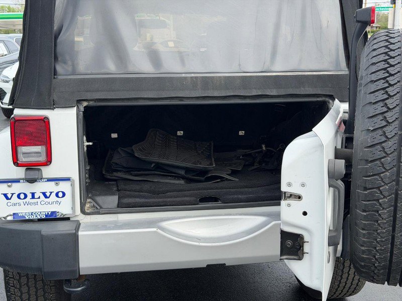 Used 2015 Jeep Wrangler Unlimited Sahara w/ Connectivity Group image 5