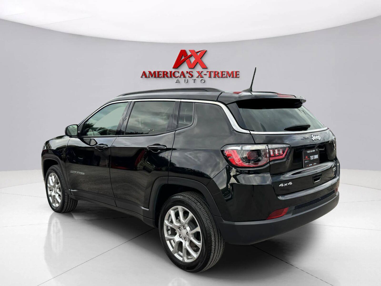Used 2024 Jeep Compass Latitude w/ Sun and Sound Group AWD/4WD image 4