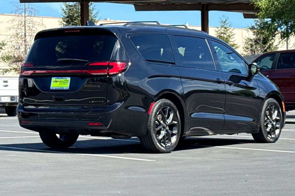 Used 2025 Chrysler Pacifica Limited image 11