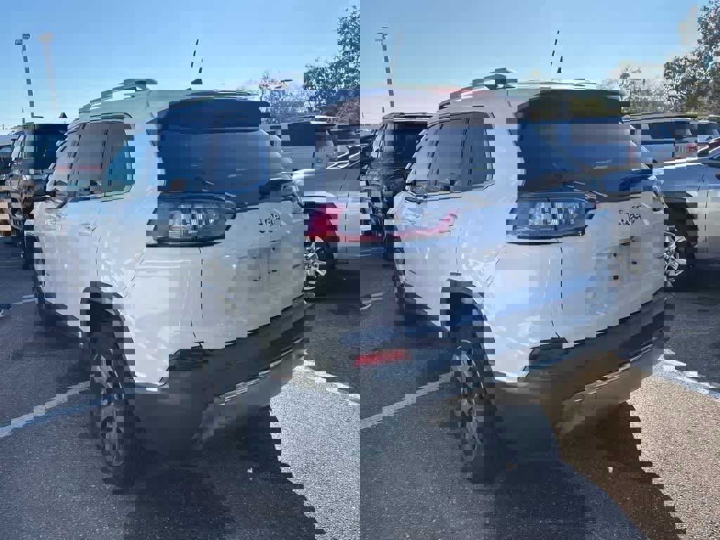 Used 2019 Jeep Cherokee Limited image 2