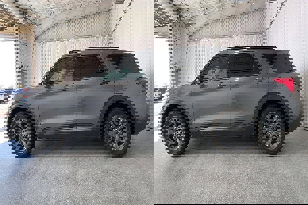 Used 2021 Ford Explorer XLT w/ Equipment Group 202A image 25