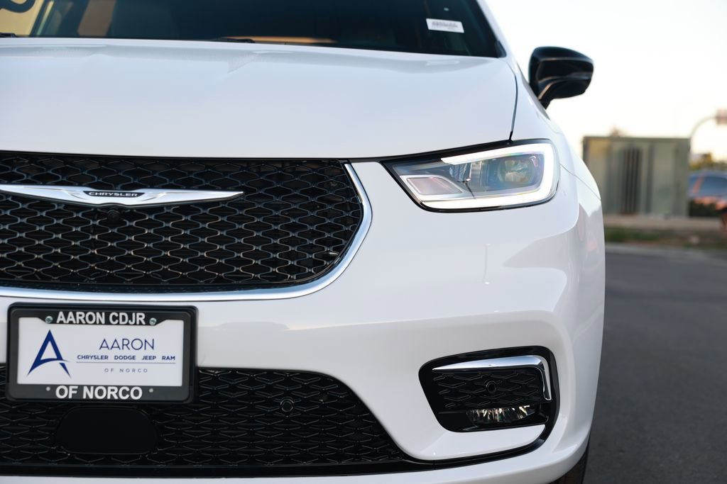 New 2026 Chrysler Pacifica Select image 5