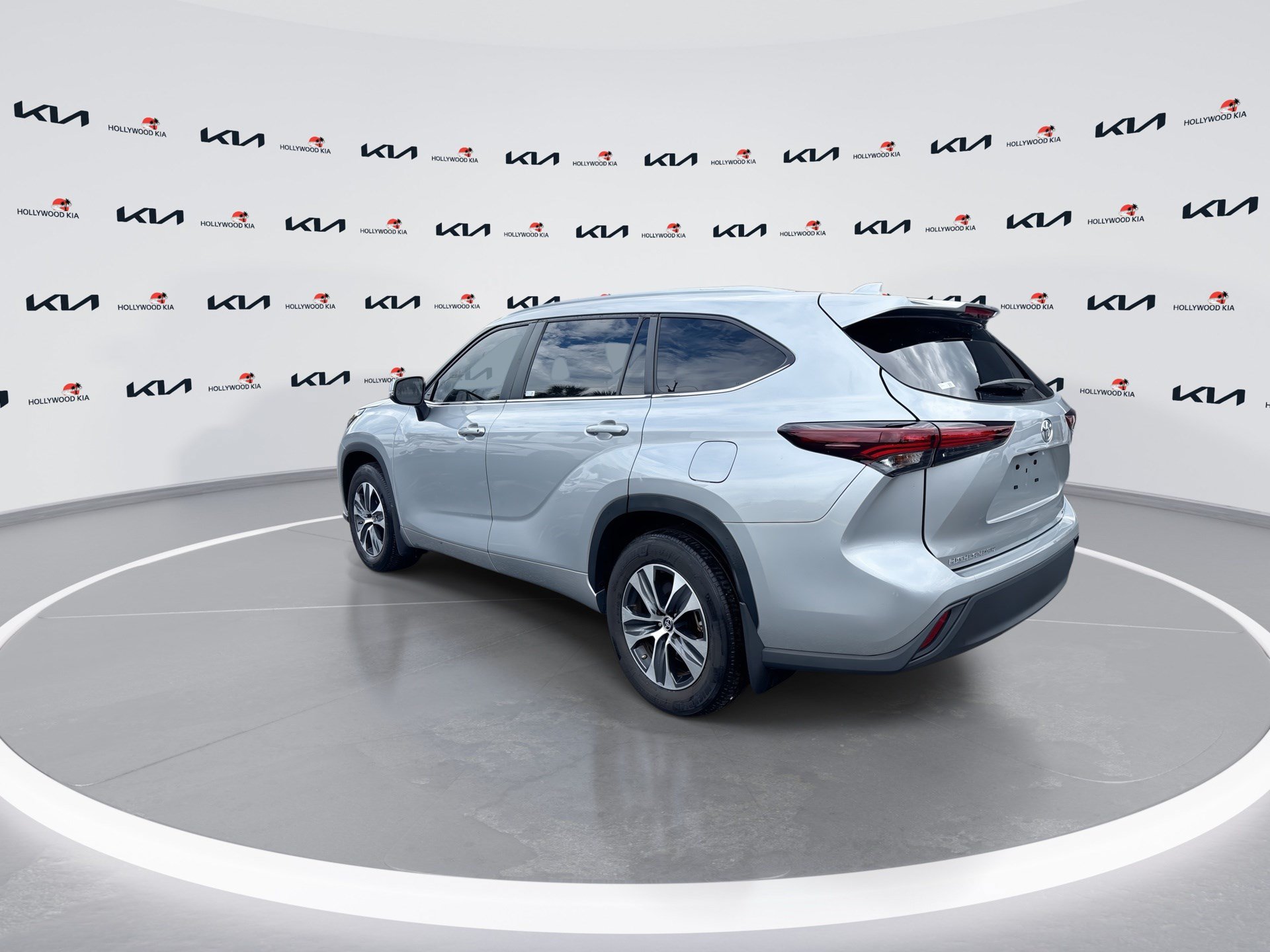 Used 2024 Toyota Highlander XLE FWD image 6