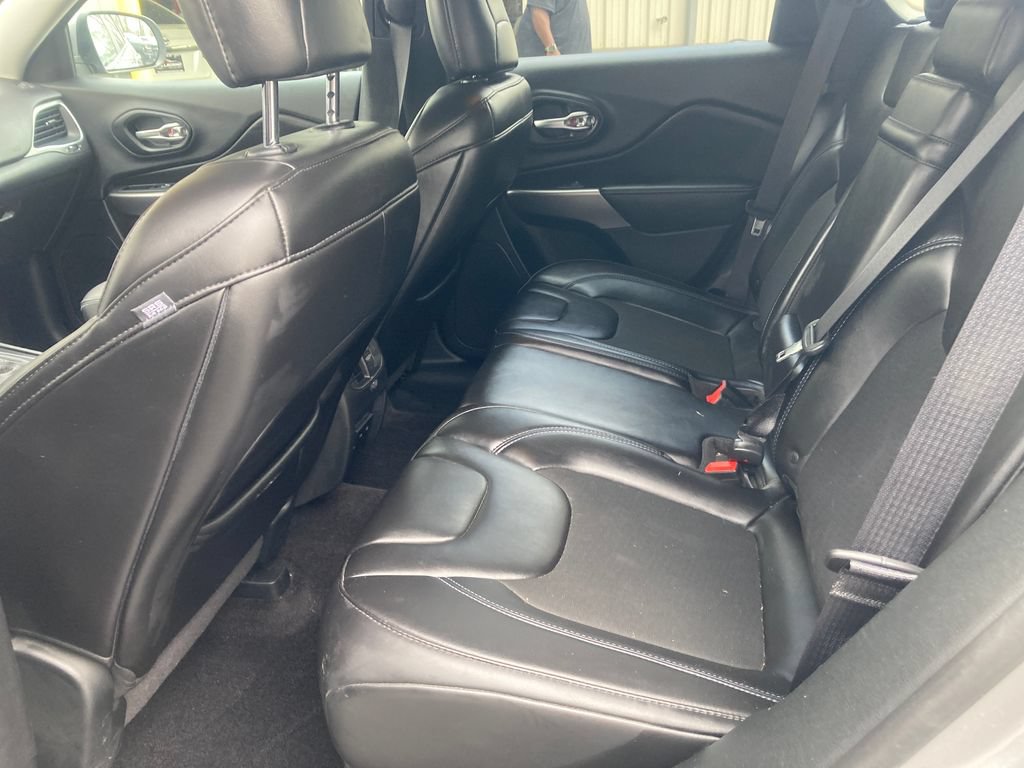 Used 2019 Jeep Cherokee Latitude Plus w/ Cold Weather Group AWD/4WD image 32