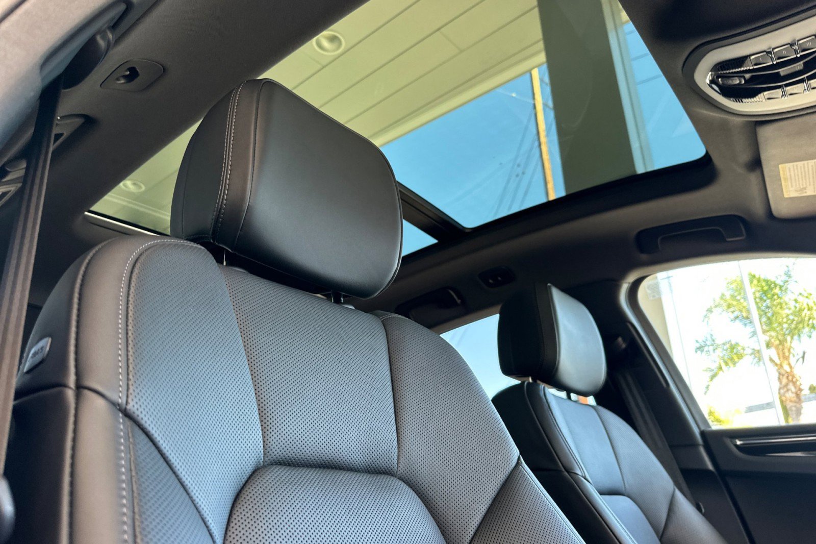 Used 2025 Porsche Macan AWD/4WD image 17