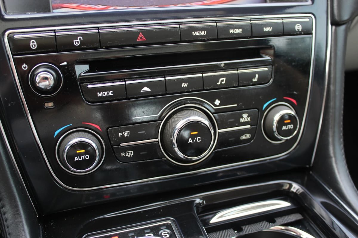 Used 2013 Jaguar XJ AWD image 17