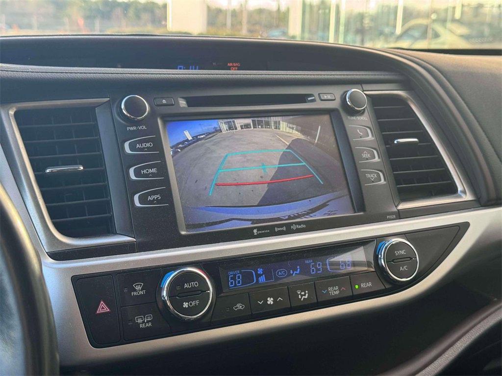 Used 2018 Toyota Highlander LE image 16