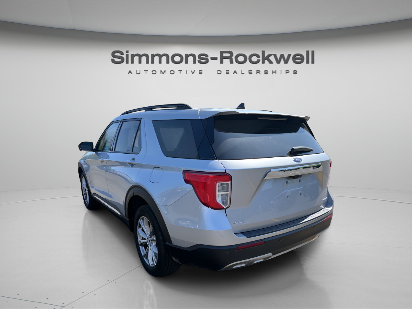 Used 2023 Ford Explorer XLT AWD/4WD image 3