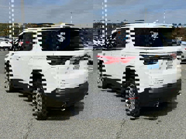 Used 2023 Chevrolet Traverse LT image 3