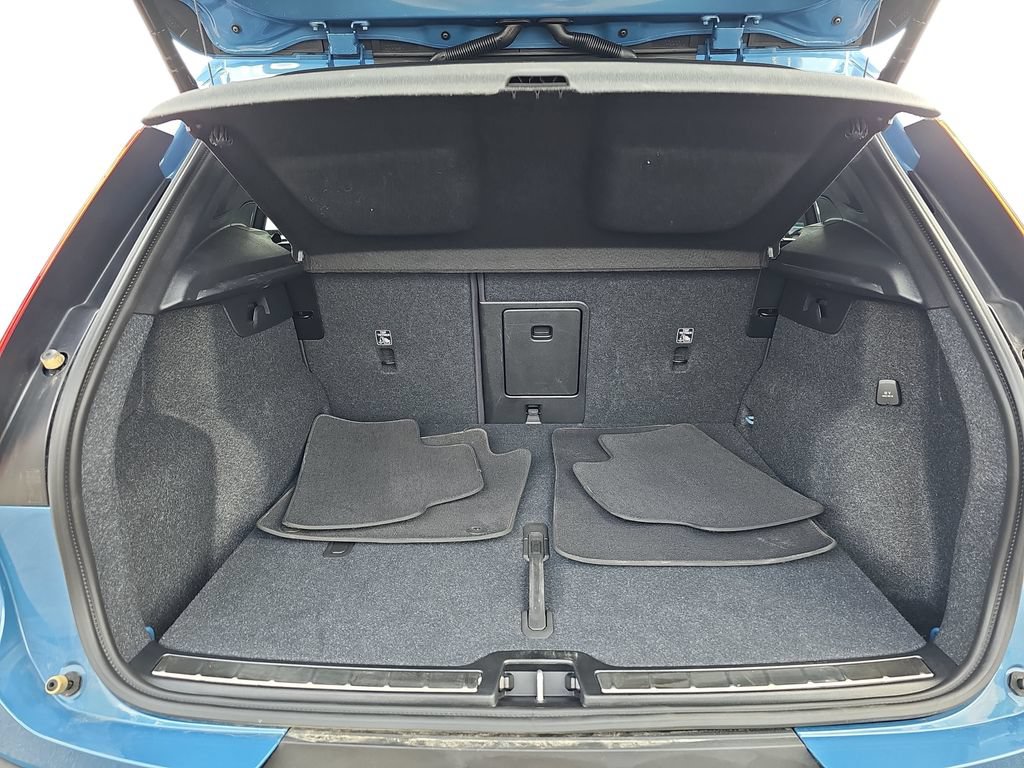 Used 2025 Volvo XC40 B5 Plus AWD/4WD image 30