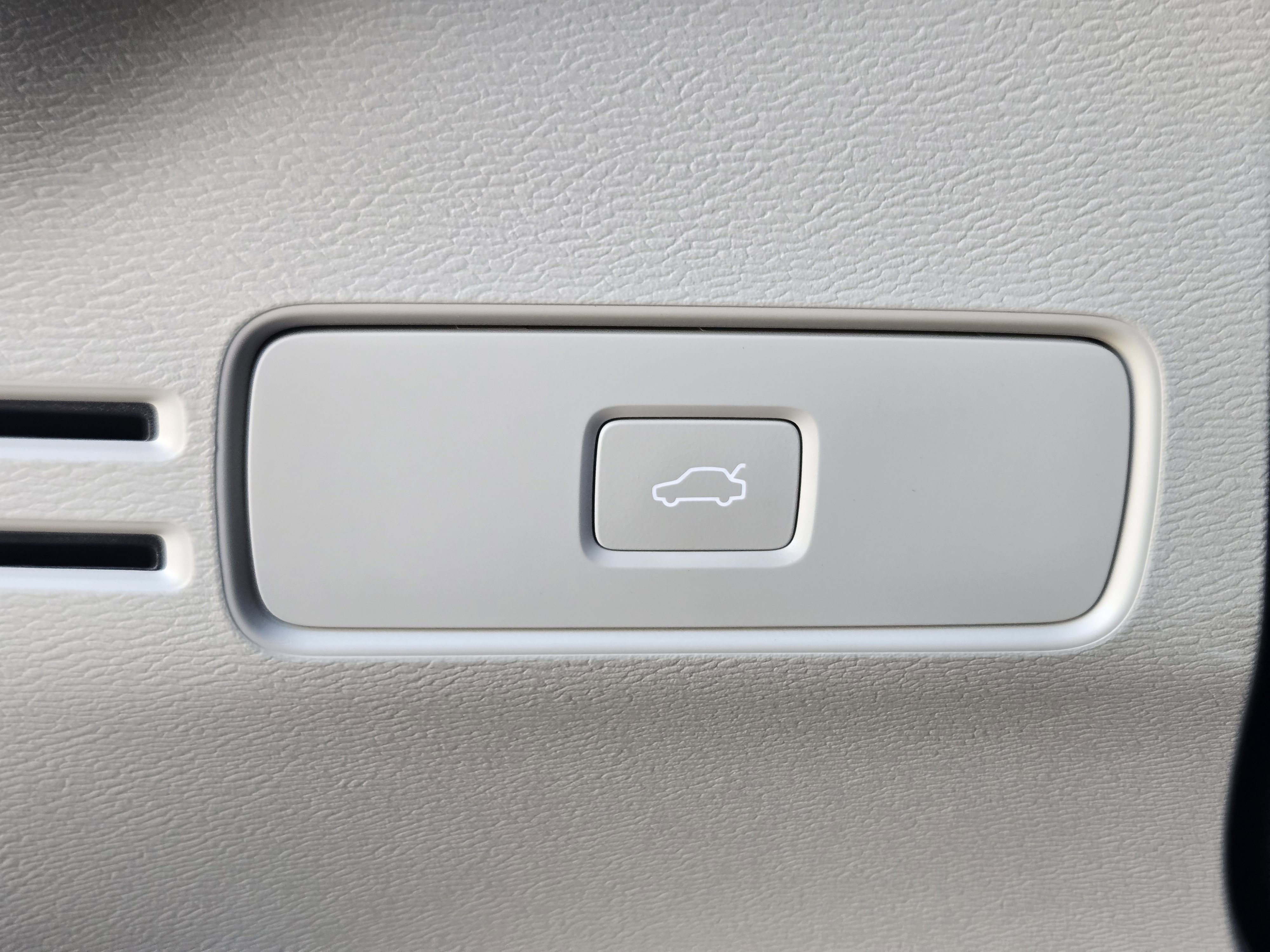 New 2026 Volvo XC40 B4 Plus w/ Protection Package Premier image 24