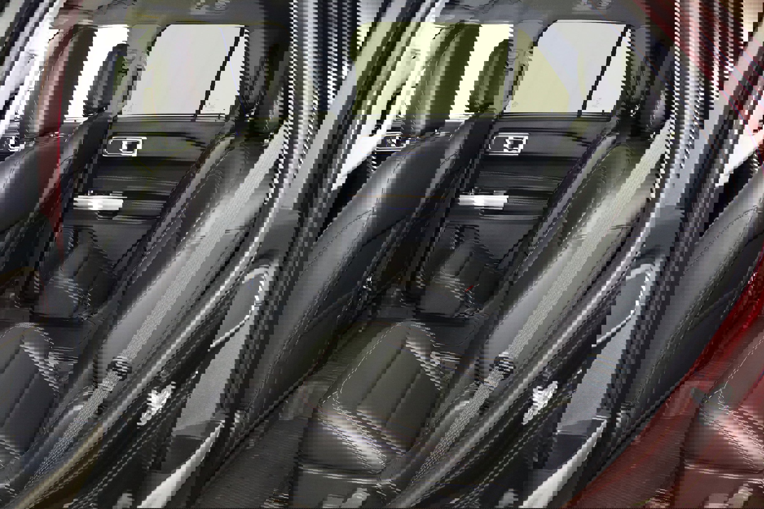 Used 2022 Ford Explorer XLT w/ Equipment Group 202A image 3