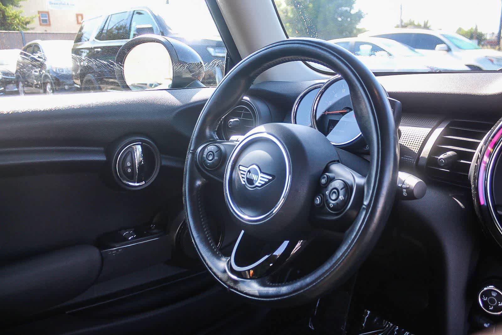 Used 2019 MINI Cooper 2-Door Hardtop w/ Signature Upholstery Package FWD image 18