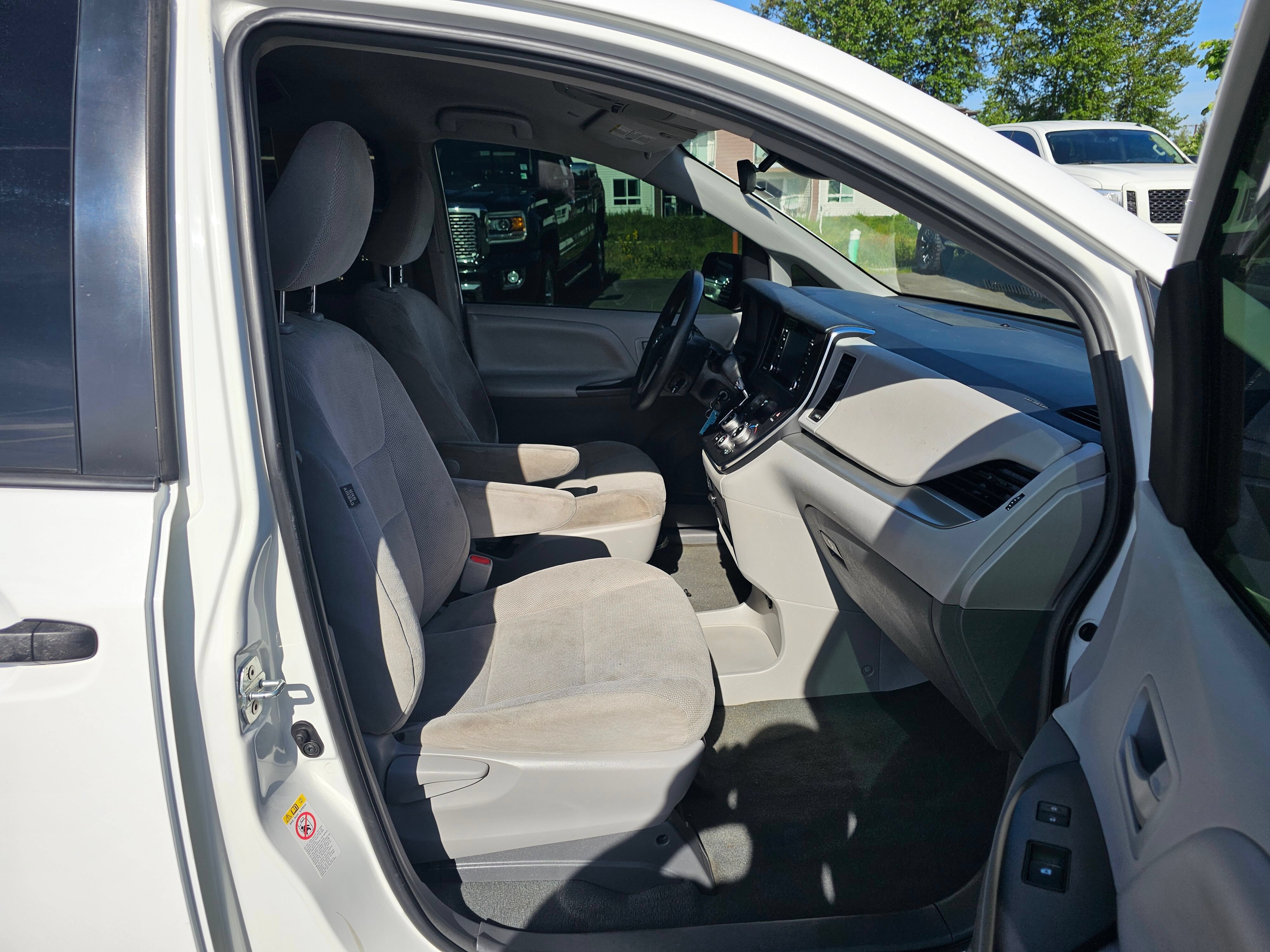 Used 2019 Toyota Sienna L w/ Carpet Mat Package FWD image 32