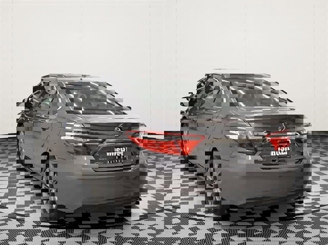 Used 2015 Toyota Camry image 10