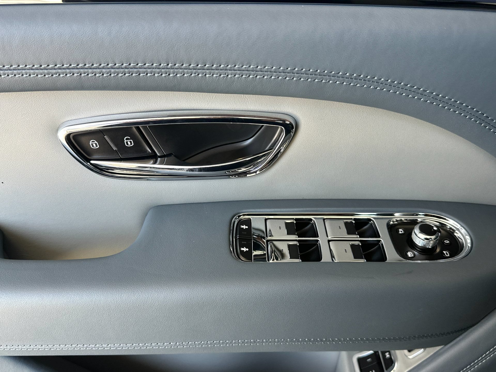 New 2026 Bentley Bentayga Extended Wheelbase AWD/4WD image 14