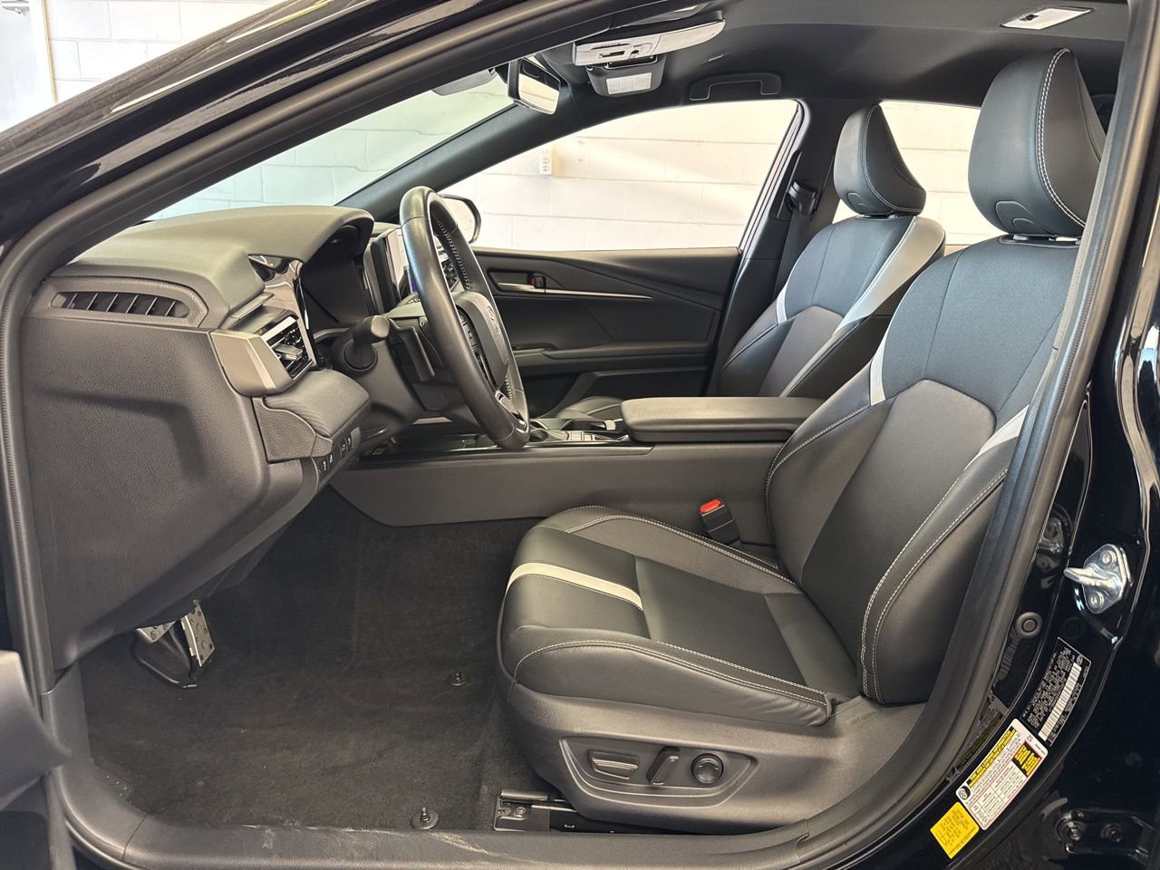 Used 2025 Toyota Camry SE w/ Convenience Package image 13