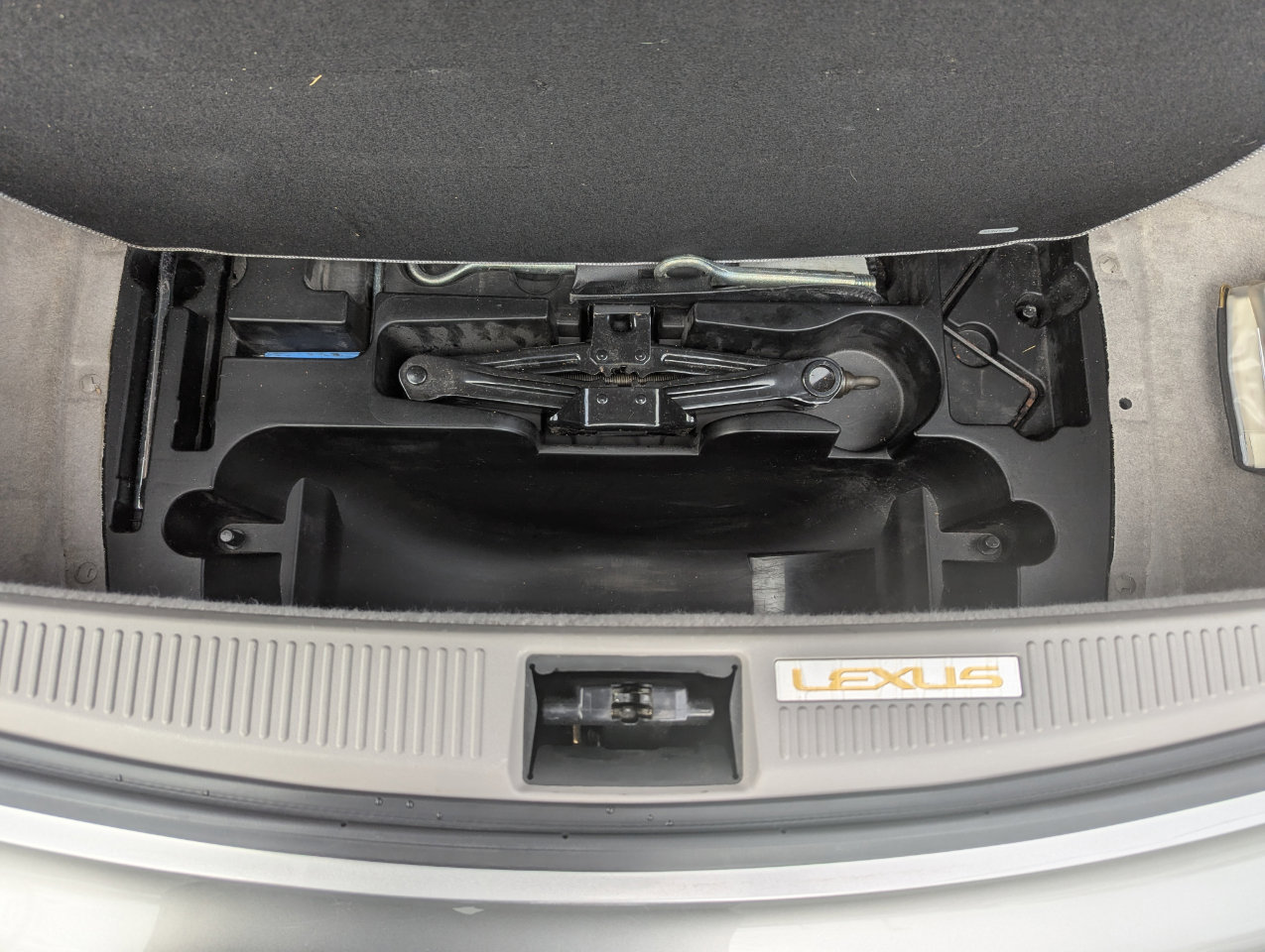 Used 2005 Lexus SC 430 Convertible image 37