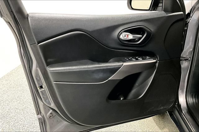 Used 2019 Jeep Cherokee Latitude Plus w/ Cold Weather Group AWD/4WD image 25