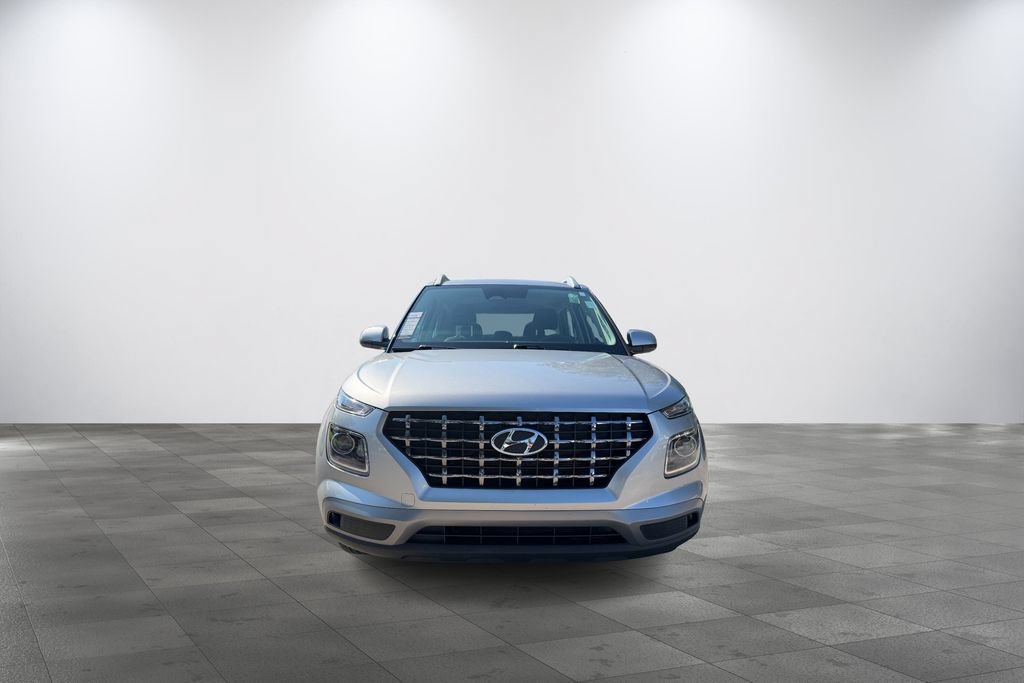 Used 2023 Hyundai Venue SEL FWD image 2