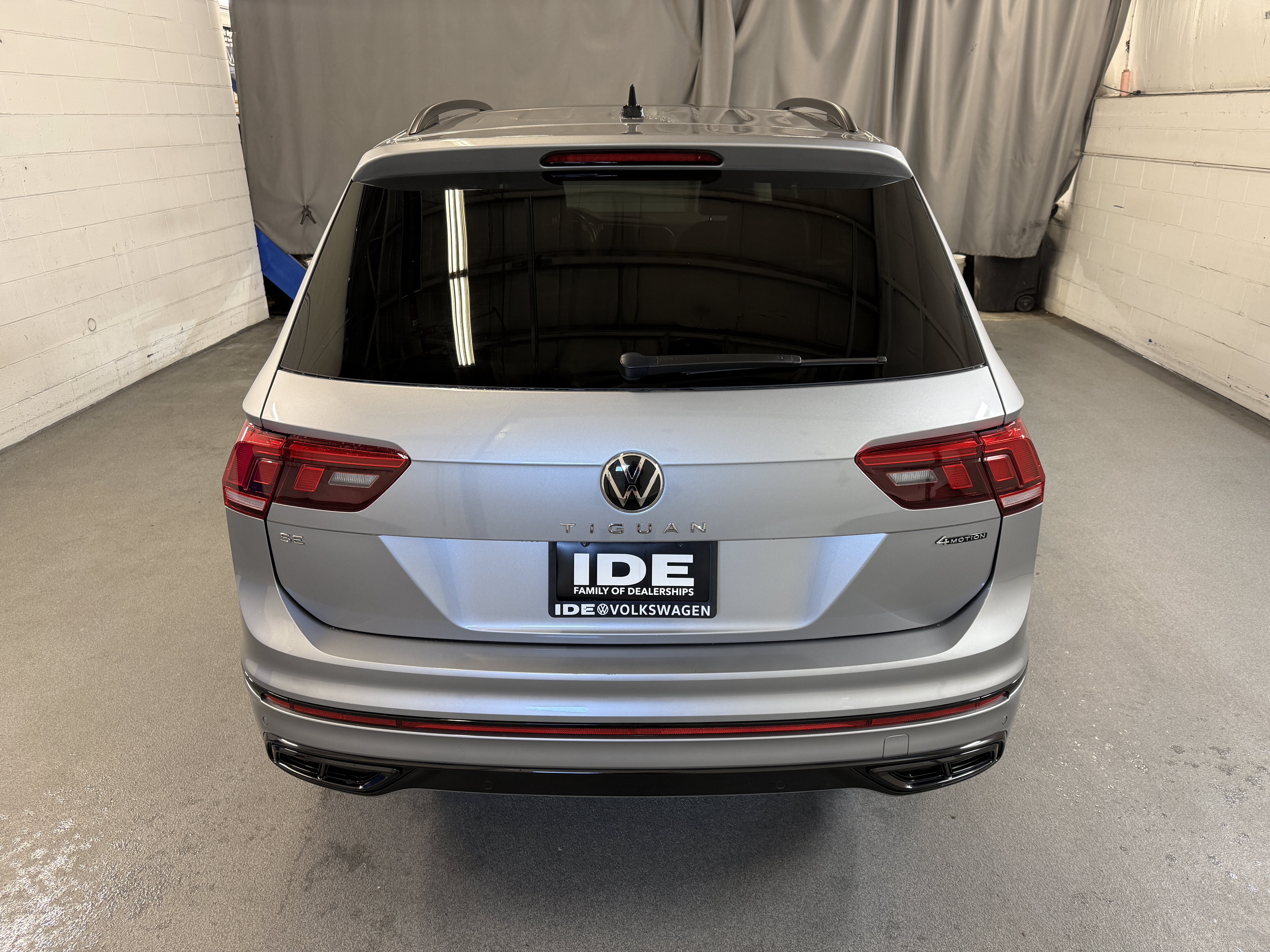 Certified 2024 Volkswagen Tiguan SE R-Line AWD/4WD image 8