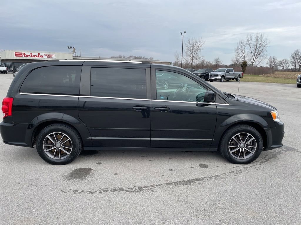 Used 2017 Dodge Grand Caravan SXT image 9