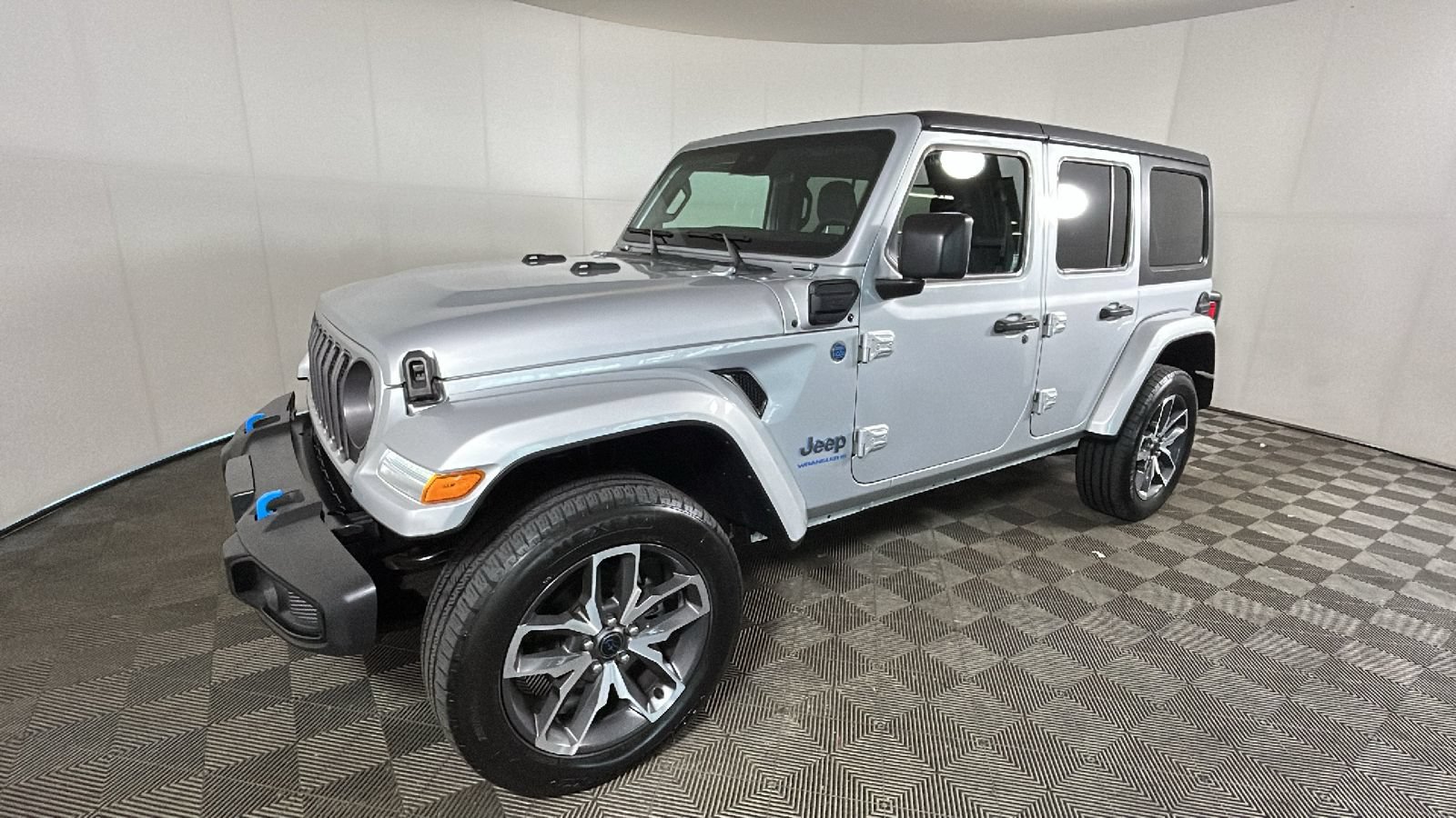 Used 2024 Jeep Wrangler Unlimited w/ Convenience Group AWD/4WD image 8