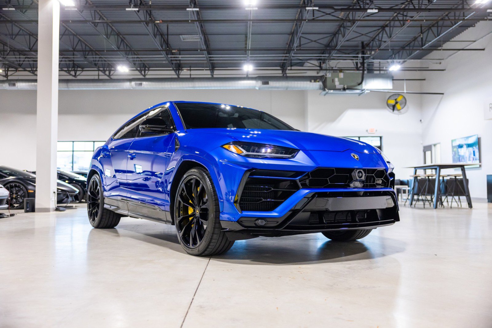 Used 2022 Lamborghini Urus AWD/4WD image 3