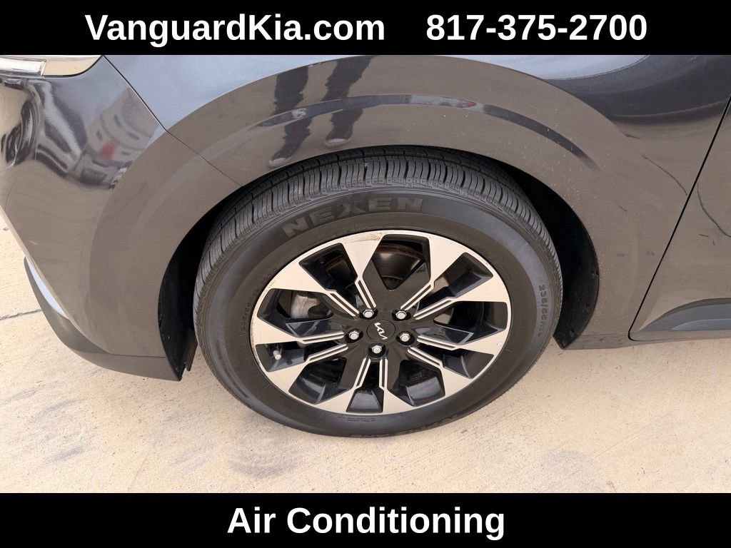 Used 2024 Kia Carnival EX image 8