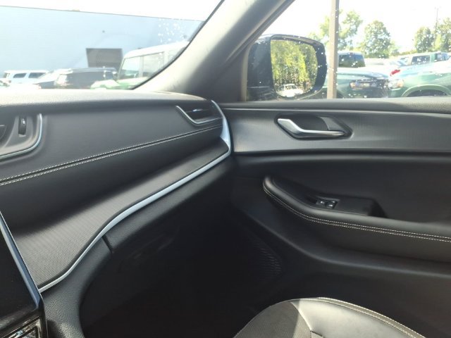 Used 2024 Jeep Grand Cherokee Altitude AWD/4WD image 28
