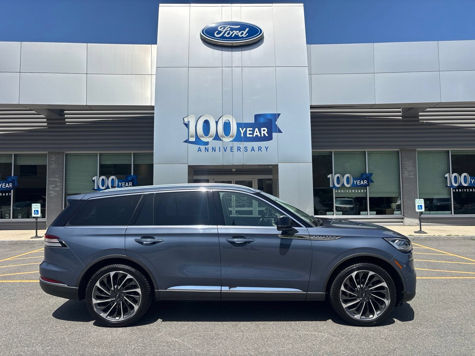 Used 2021 Lincoln Aviator Reserve w/ Equipment Group 201A AWD/4WD image 2