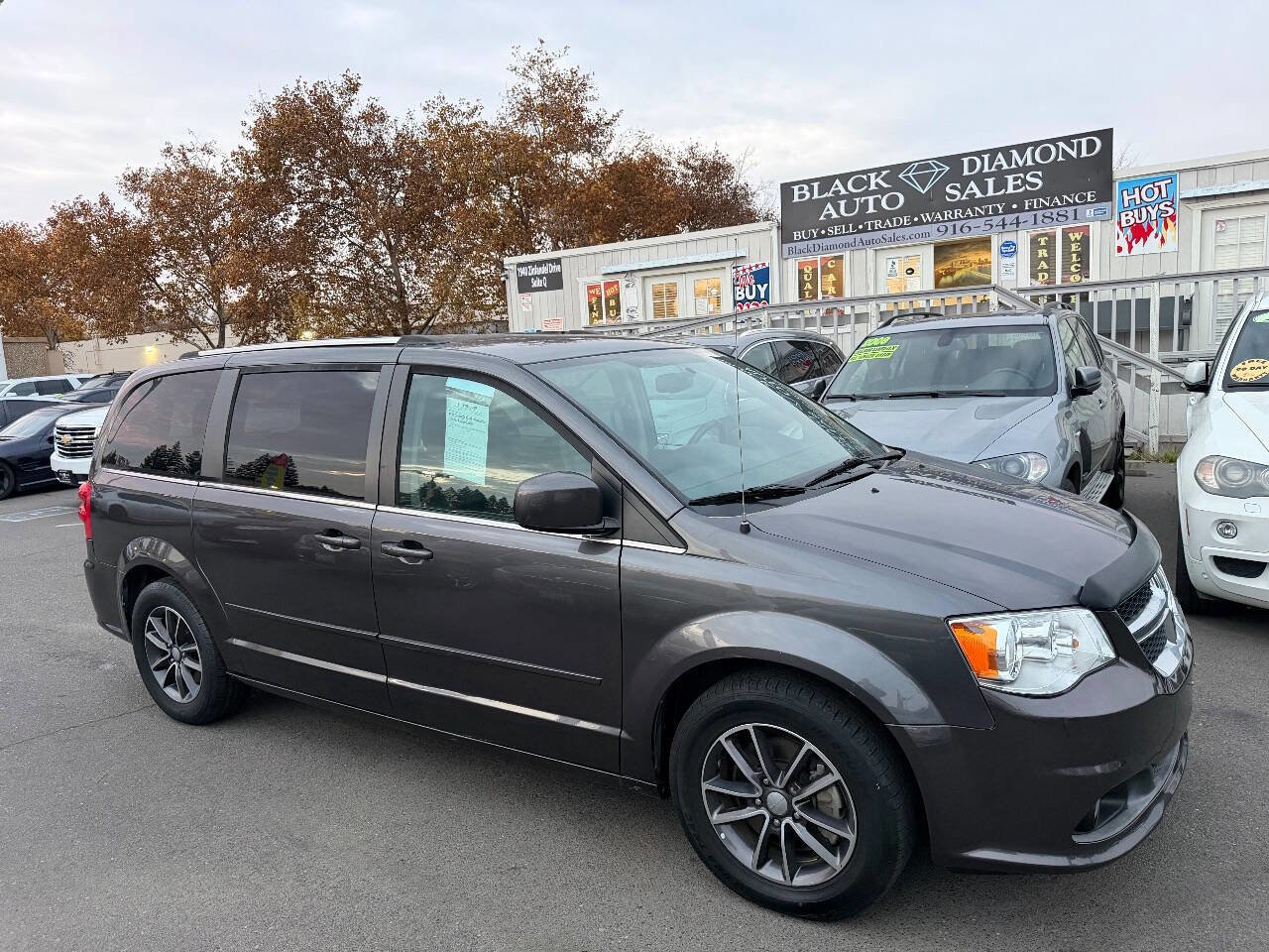 Used 2017 Dodge Grand Caravan SXT image 3