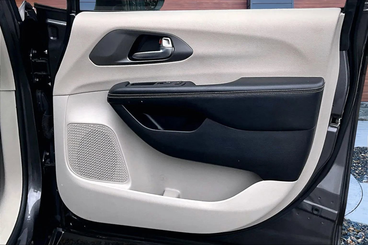 Used 2021 Chrysler Pacifica Touring-L image 23